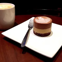 Snapdishの料理写真:Starbucks new sea salt and caramel coffee with latte cake|qiuさん