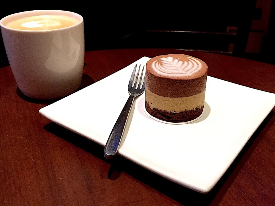 Snapdishの料理写真:Starbucks new sea salt and caramel coffee with latte cake|qiuさん