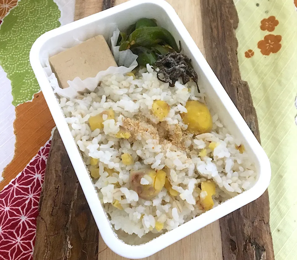 単身赴任の昼ごはん☀️🍴 お弁当🍱 栗ごはん 凍み豆腐の煮物 ピーマン炒め煮 塩昆布 #栗ごはん#ピーマンの炒め物 #凍み豆腐|ぽんたさん