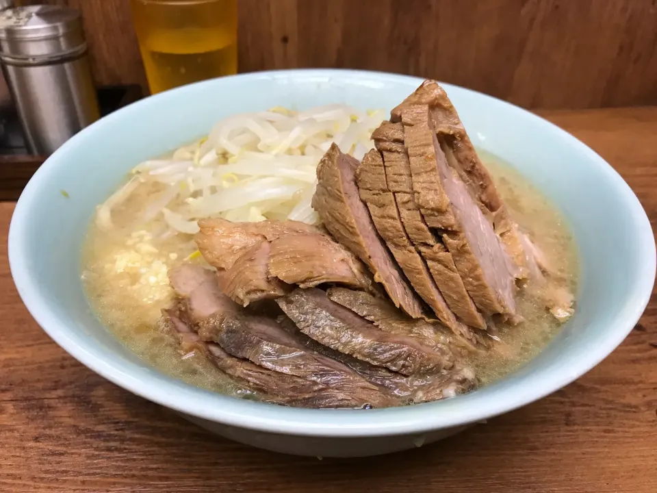 ラーメン小ブタW麺半分ニンニク少々|マハロ菊池さん