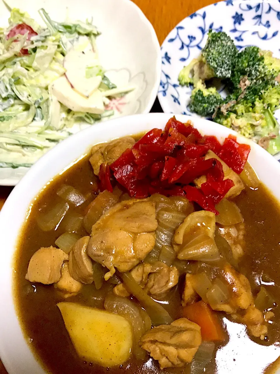 Snapdishの料理写真:#玄米カレー
#ブロッコリーのおかかマヨ和え
#レタス、水菜、きゅうり、ミニトマト
リンゴ、レーズンのサラダ|みかんさん