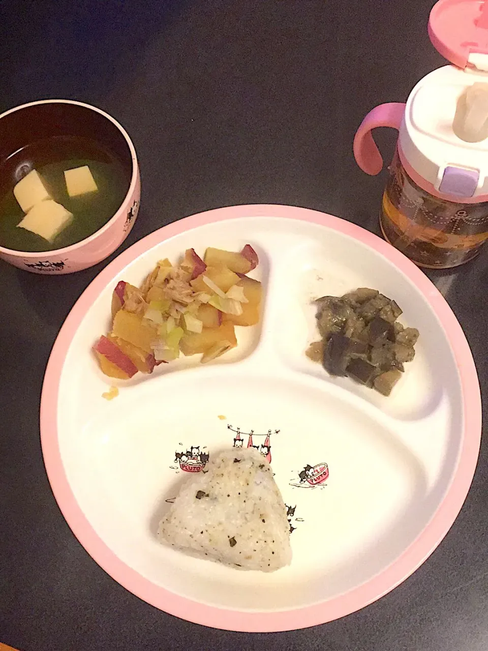 離乳食 夜 ・ふりかけおにぎり ・ナスの煮浸し ・さつまいもとネギの煮物 ・ニラと豆腐のお味噌汁・りんご(写真なし)|ぺろたんさん