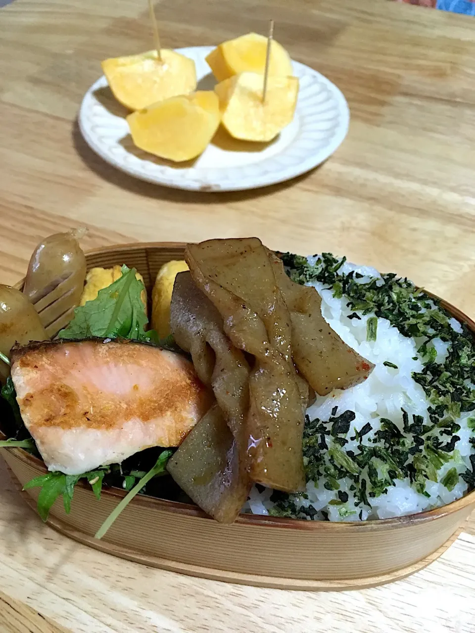 今日の自分お弁当(▰˘◡˘▰)              塩シャケ             卵焼き             ウインナー               こんにゃくの甘辛煮       豚バラとベビーリーフの塩昆布あえ           デザートに柿も持って行きました😊✨🎵|さくたえさん