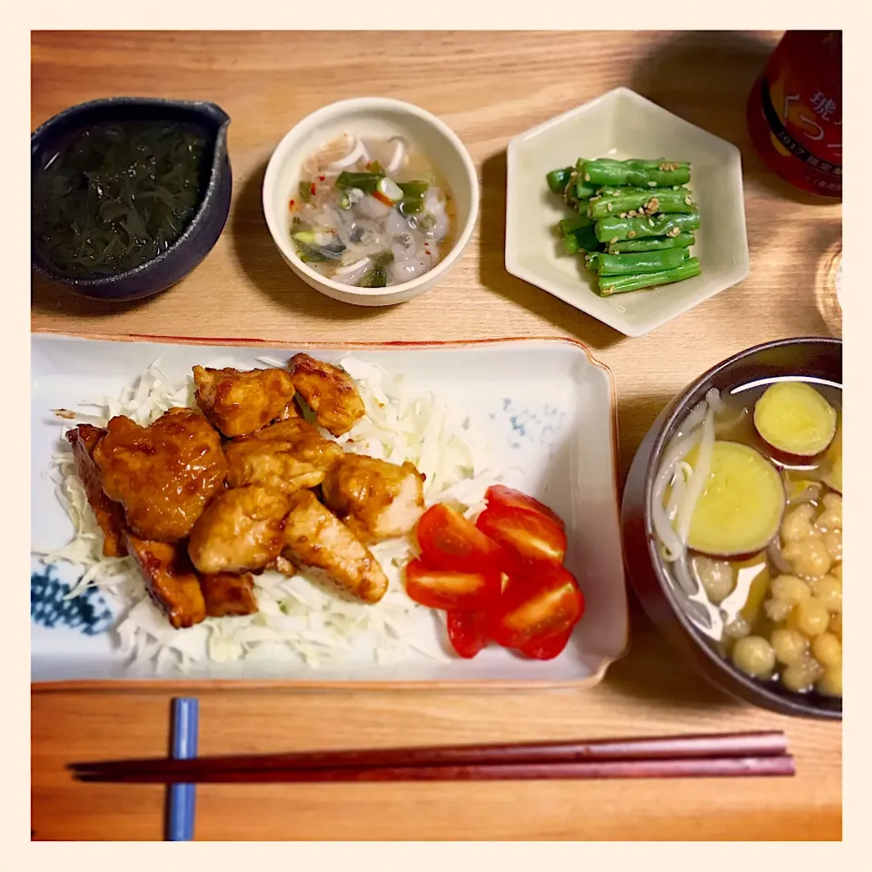 鶏肉のしょうが焼き／インゲンの胡麻和え／たこわさ／めかぶ／サツマイモもやし天かすの味噌汁／金麦 琥珀のくつろぎ|mogwaiさん