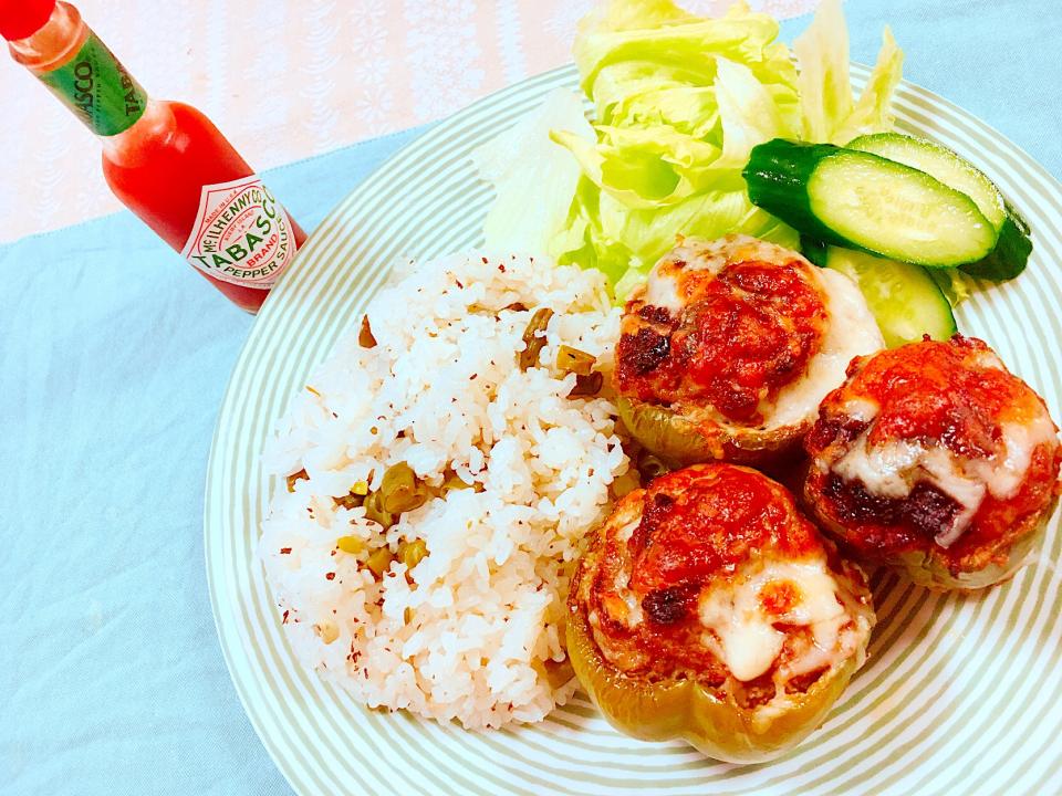タコスミートのパプリカ肉詰めとインゲンとハーブミックスのごはん