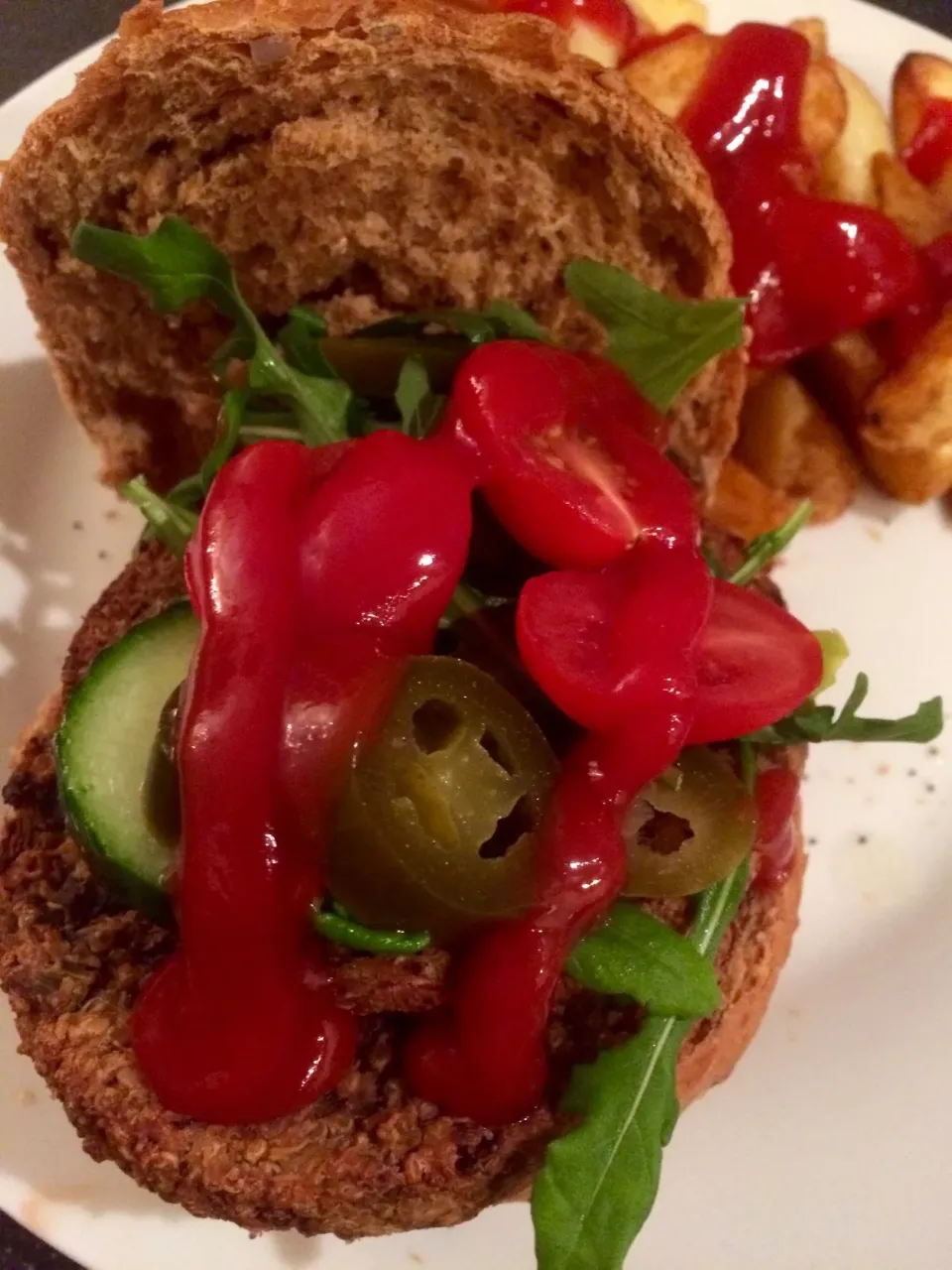 Veggie burger, chips & tomato ketchup|Nick Hiderさん