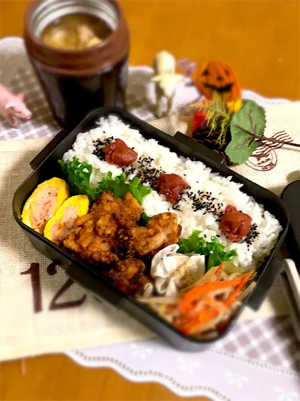 旦那ちゃん弁当🎶
唐揚げ
カニカマ入り玉子焼き
焼売
人参もやしナムル
野菜の味噌汁|BooBooさん