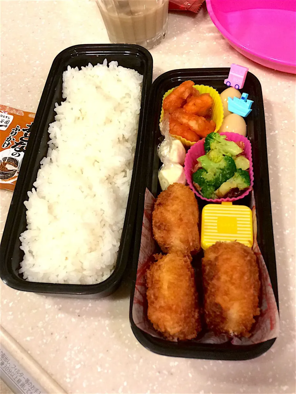 旦那弁当🍱
ご飯
タライモコロッケ
ブロッコリーおかか和え
チーズ
海老チリ
うずらの味玉|すがかえさん