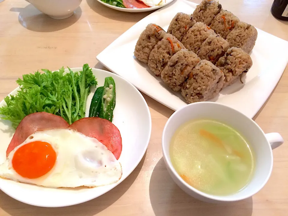 Snapdishの料理写真:今日の男子料理 朝食2017/10/07
あさり釜めしオニギリ🍙

#目玉焼き #ハム焼き #サラダ #野菜スープ|Booパパさん