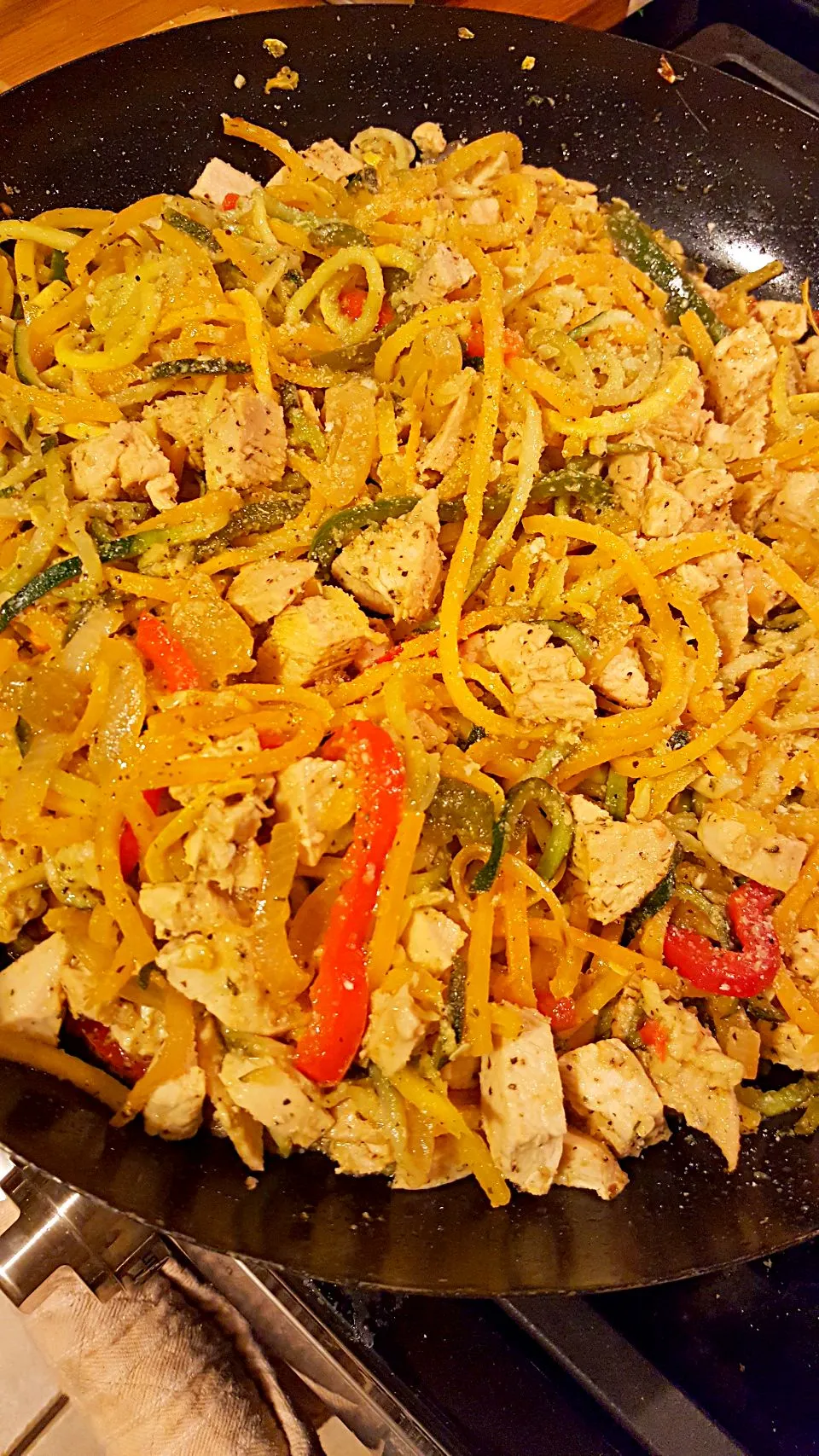 garlic lemon pepper chicken zoodles with peppers and onions|mさん