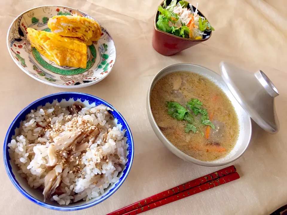 キノコの炊き込みご飯、キノコ、牛蒡、人参、こんにゃく、胡麻入りお味噌汁、
甘々卵焼き、コンビニサラダ|Atsukoさん