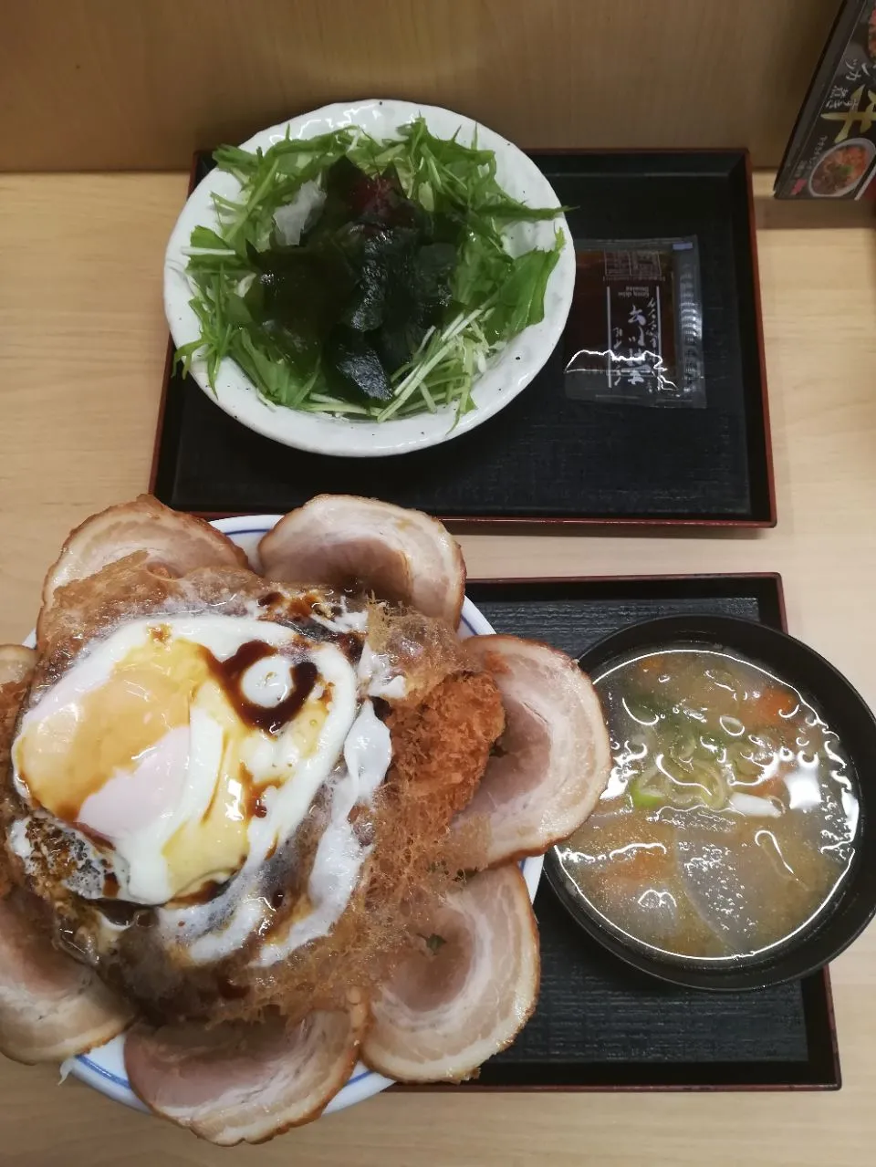 増し増しチャーシューエッグチキンカツ丼 #ブランチ|アクちゃんさん