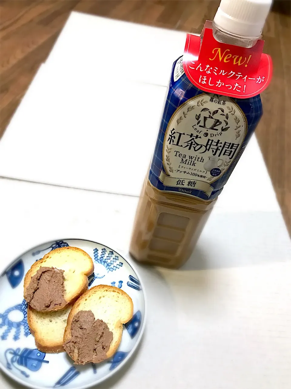 Snapdishの料理写真:「紅茶の時間 ティーウィズミルク低糖」を頂いたので、バゲットを焼いて、レバーペーストをのせて頂きます😋|ギムレットさん