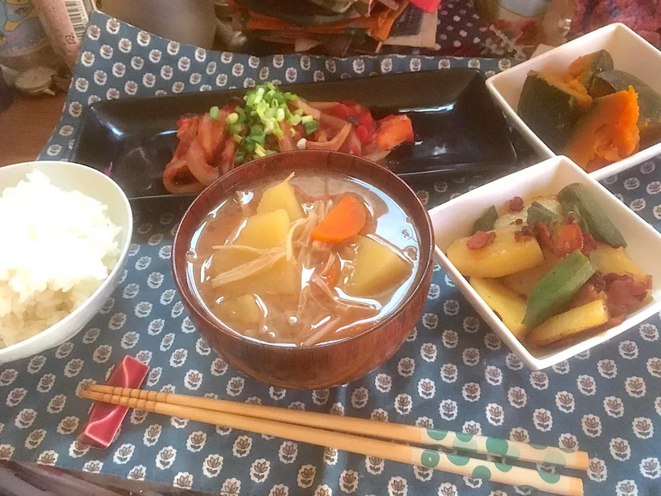 朝ごはん★鮭のトマト煮、オクラとじゃがいものバター炒め、かぼちゃのレモン煮、みそ汁、ごはん|ハルさん