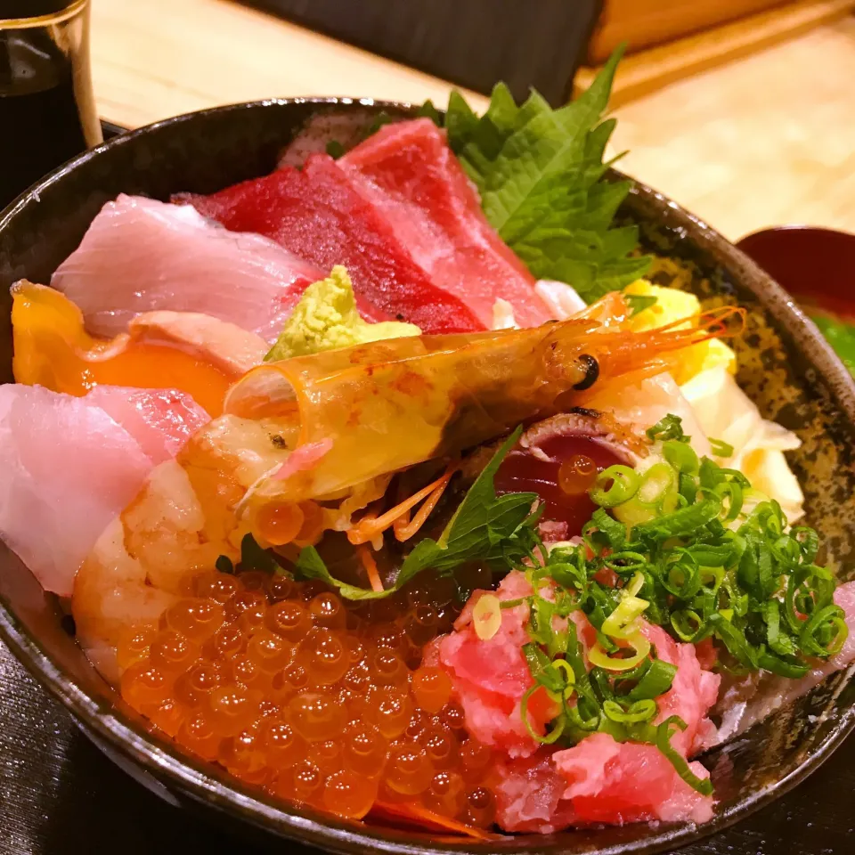 ランチ特上ちらし丼。食っても食っても具が出てくる。|たけうちさん