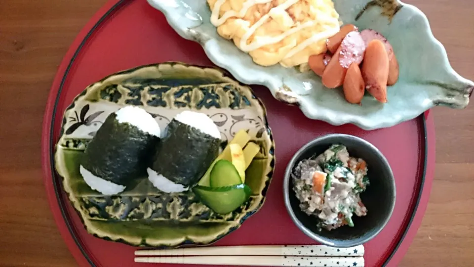 Snapdishの料理写真:子供昼ご飯🍙お握り、お漬物、スクランブルエッグ、ウインナー、白和え|アンジェさん