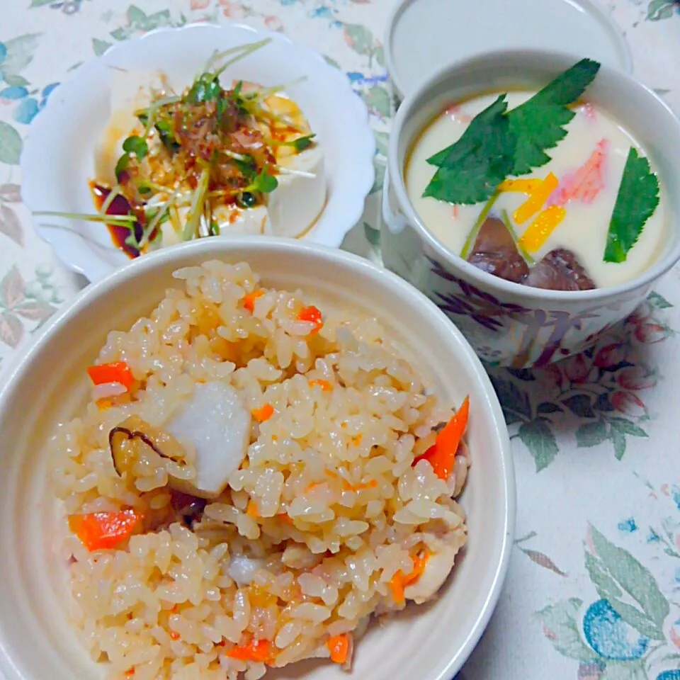 Snapdishの料理写真:釜飯風炊き込みご飯＆茶碗蒸し＆ツナマヨおかか男前豆腐|うたかた。さん