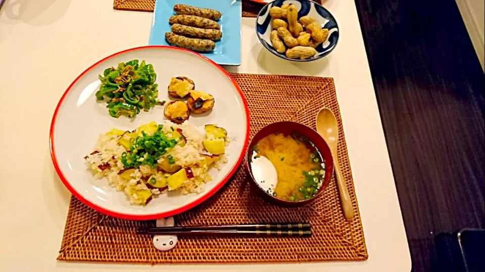 今日の夕食 さつまいもの炊き込みご飯、ピーマンとじゃこの炒め物、椎茸の味噌チーズ焼き、大根の味噌汁、大葉のソーセージ、ゆで落花生|pinknari🐰🌈さん