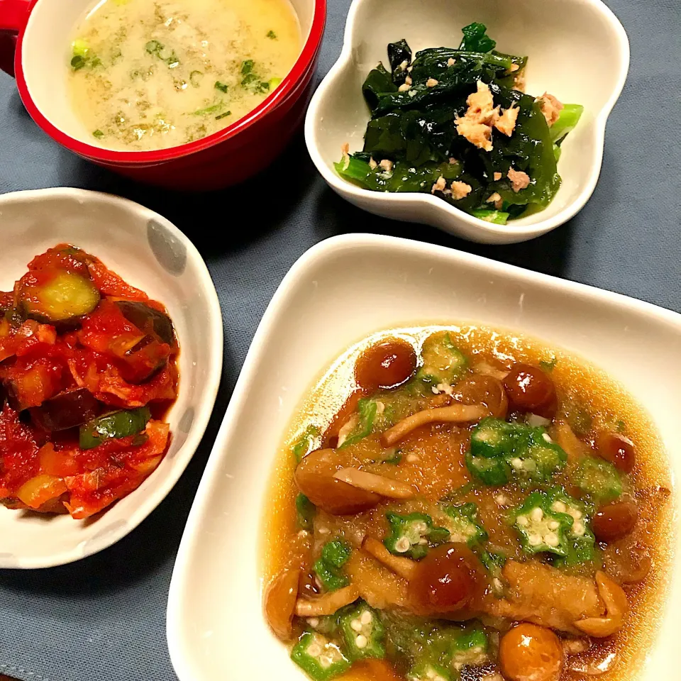 鶏肉のなめこおろし煮♡わかめと小松菜の鮭和え♡ラタトゥイユ♡とろろ昆布のお味噌汁♡|まゆかさん