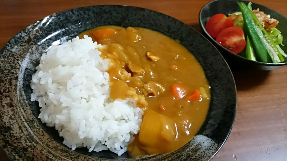 子供夜ご飯🍛チキンカレー、鶏皮唐揚げサラダ|アンジェさん