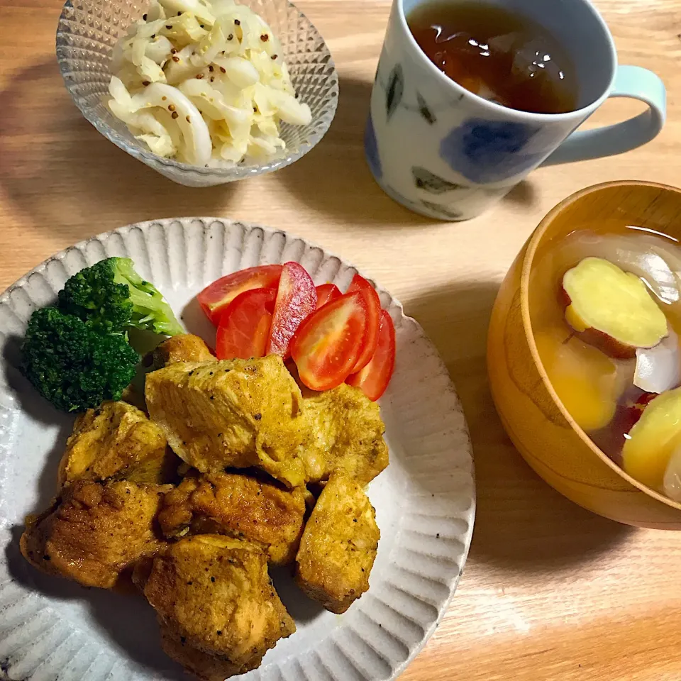 鶏肉のカレー蒸し／サツマイモと玉ねぎの味噌汁／キャベツのマリネ|mogwaiさん