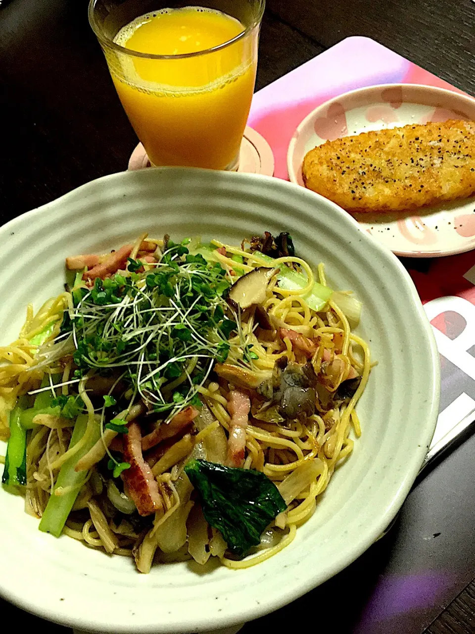 Snapdishの料理写真:キノコ🍄たっぷりの和風醤油パスタ、ハッシュドポテト、オレンジジュース(*^ω^*)|ライムさん