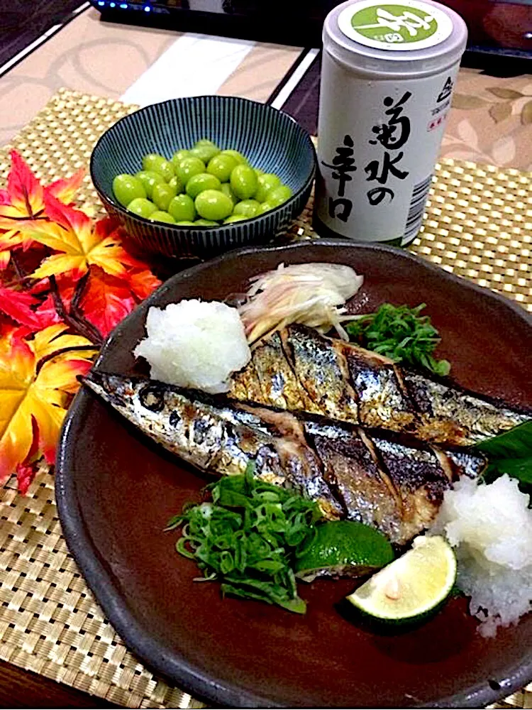 Snapdishの料理写真:焼き秋刀魚🐟
大根おろし. みょうが. 青ねぎ
たっぷり薬味でいただくのが好き😊|🌿ぴぴさん