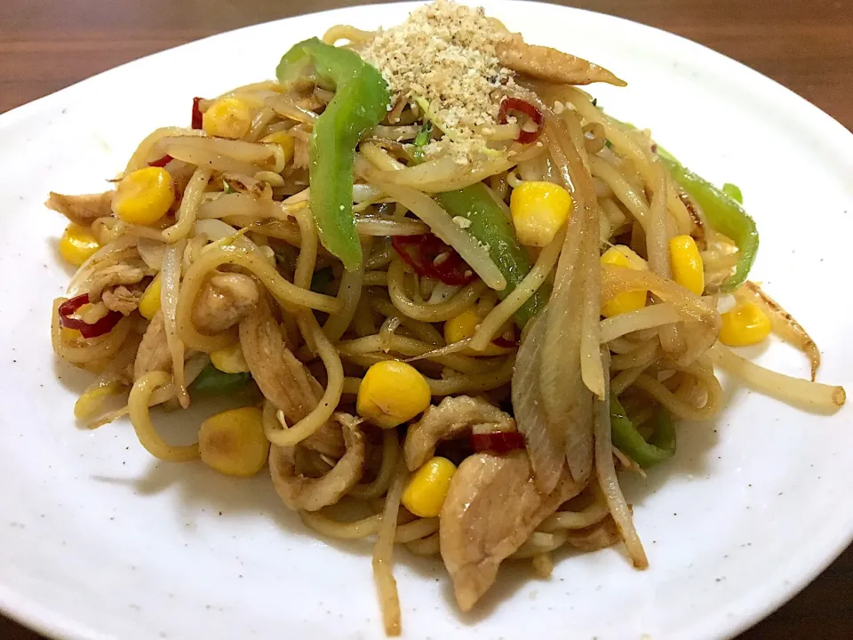 Snapdishの料理写真:単身赴任の晩ごはん🎑
ピリ辛焼きそば|ぽんたさん