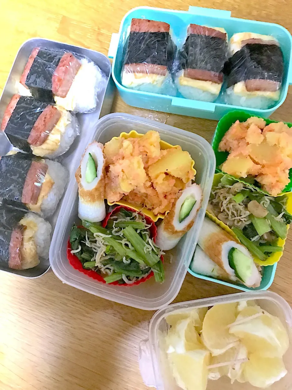 タラモサラダとスパムむすび弁当。パパ仕事弁、娘ミニバス弁当。|めぐりんさん