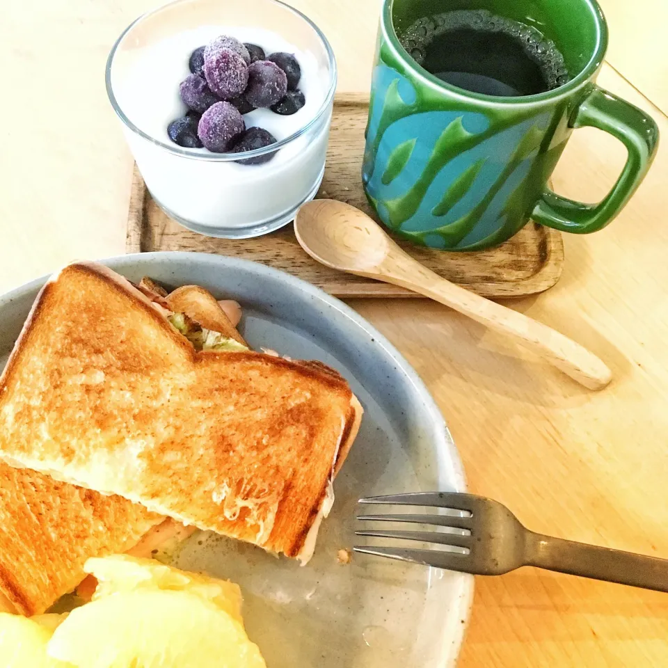 朝ご飯。ホットサンド、コーヒー、ヨーグルト|あさこさん