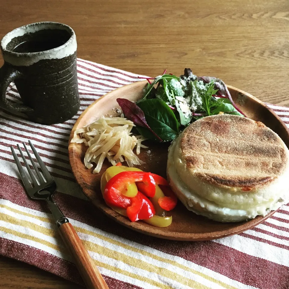 Snapdishの料理写真:コーヒーと朝ごはん。休日はゆっくりと。今日は読みたかった本を読む！|りよさん