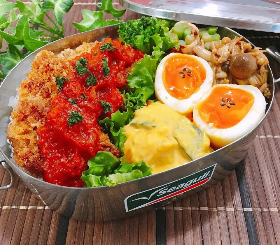 Snapdishの料理写真:トマトソースのヒレカツ弁当|mikiteeee52さん