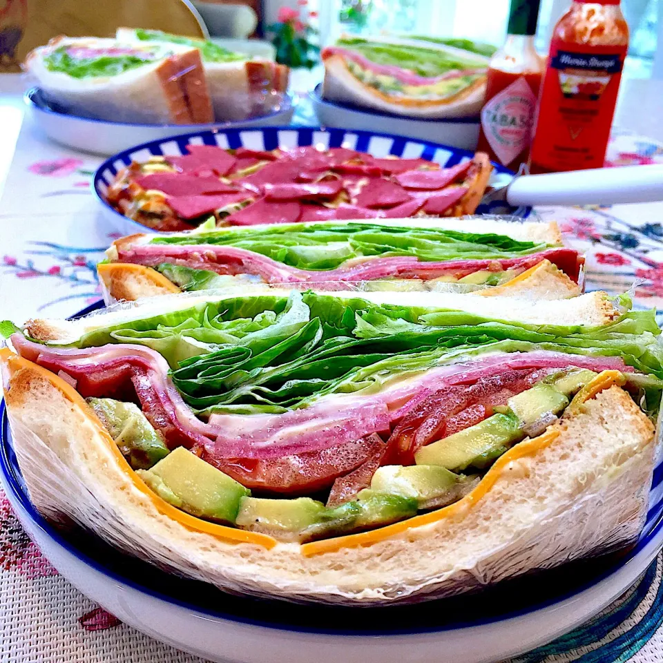 休日ランチは！お野菜たっぷり🍅🥑二種類のハムサンドイッチ！|Mayumiさん