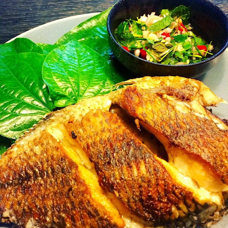 ปลานิลทอดยำสมุนไพร fried fish with herbs|SaSaさん