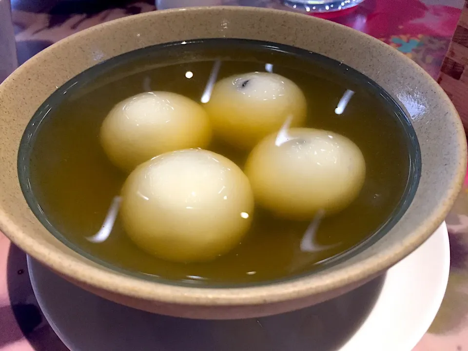 Black sesame glutinous rice balls served in ginger soup|Sky Blueさん