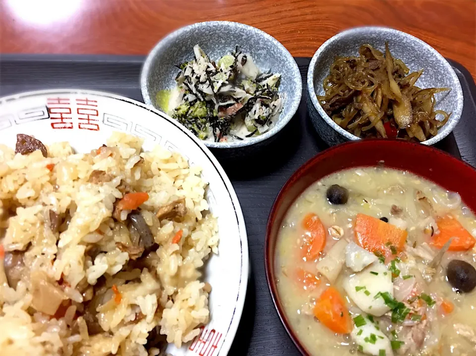 炊き込みごは・豚汁・牛肉とゴボウのきんぴら・野菜の胡麻和え|reiさん