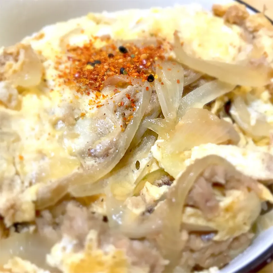 ツナと玉ねぎの卵とじ丼|ぽんごさん