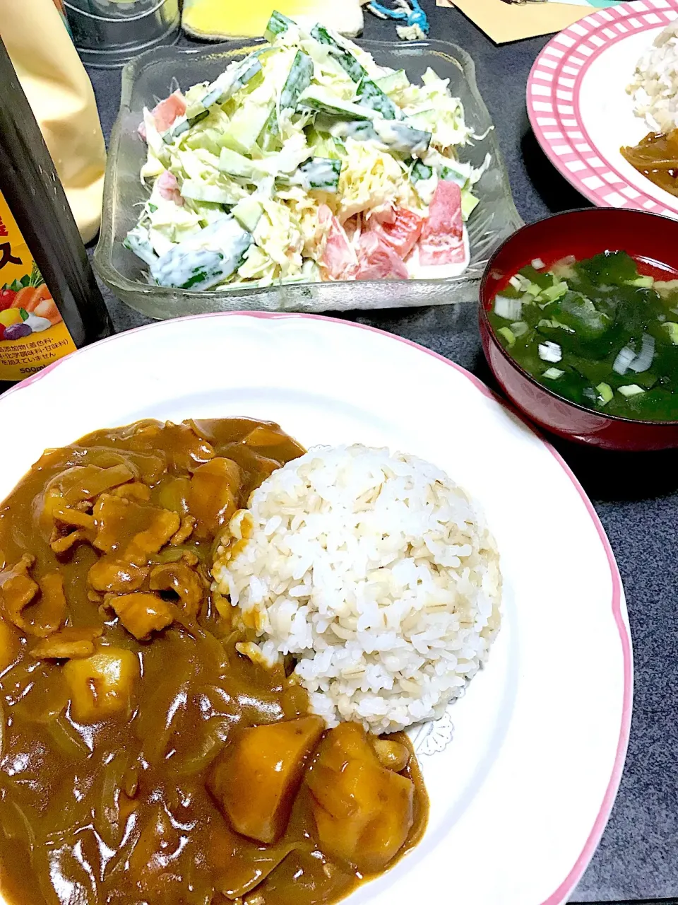 もち麦飯炒め玉ねぎポークカレーライス、メキシコ産トマトきゅうりキャベツサラダ、わかめネギ味噌汁|ms903さん