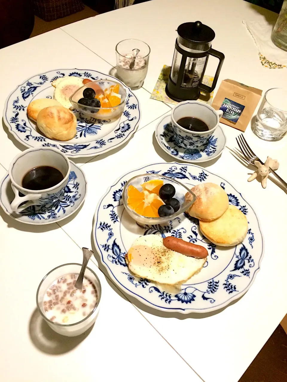 Snapdishの料理写真:旦那の早い朝、スターバックスさんで、買ったコーヒー豆でコーヒープレスでしっかり濃い香り高い目覚めの一杯|cherさん