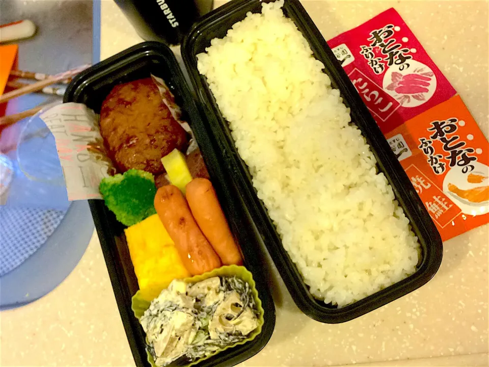 旦那弁当🍱
ご飯
チーズインハンバーグ(チンしただけ)
蒸かし芋
ブロッコリー
ウインナー
卵焼き
蓮根とひじきのサラダ|すがかえさん