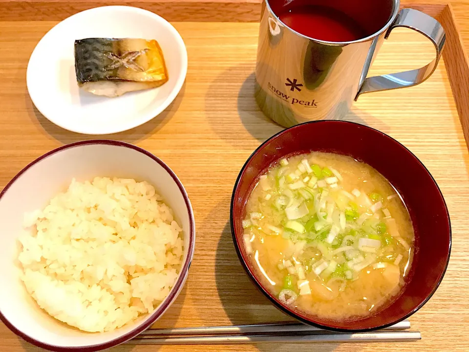 今日の朝飯！

#焼き鯖 #豆腐の味噌汁 #トマトジュース #ダイエット中|茂木 和哉さん