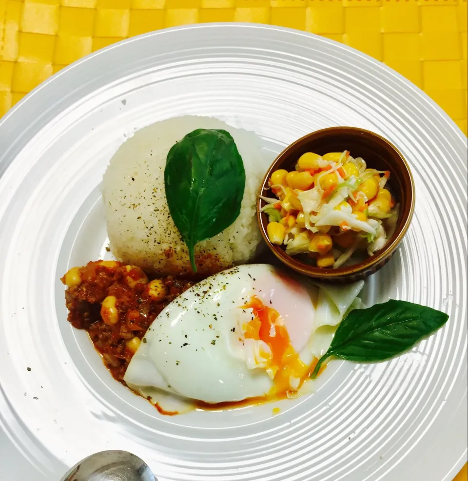 171008チリコンカン丼、コールスローサラダ🥗バターピラフに添えて|くぽさん