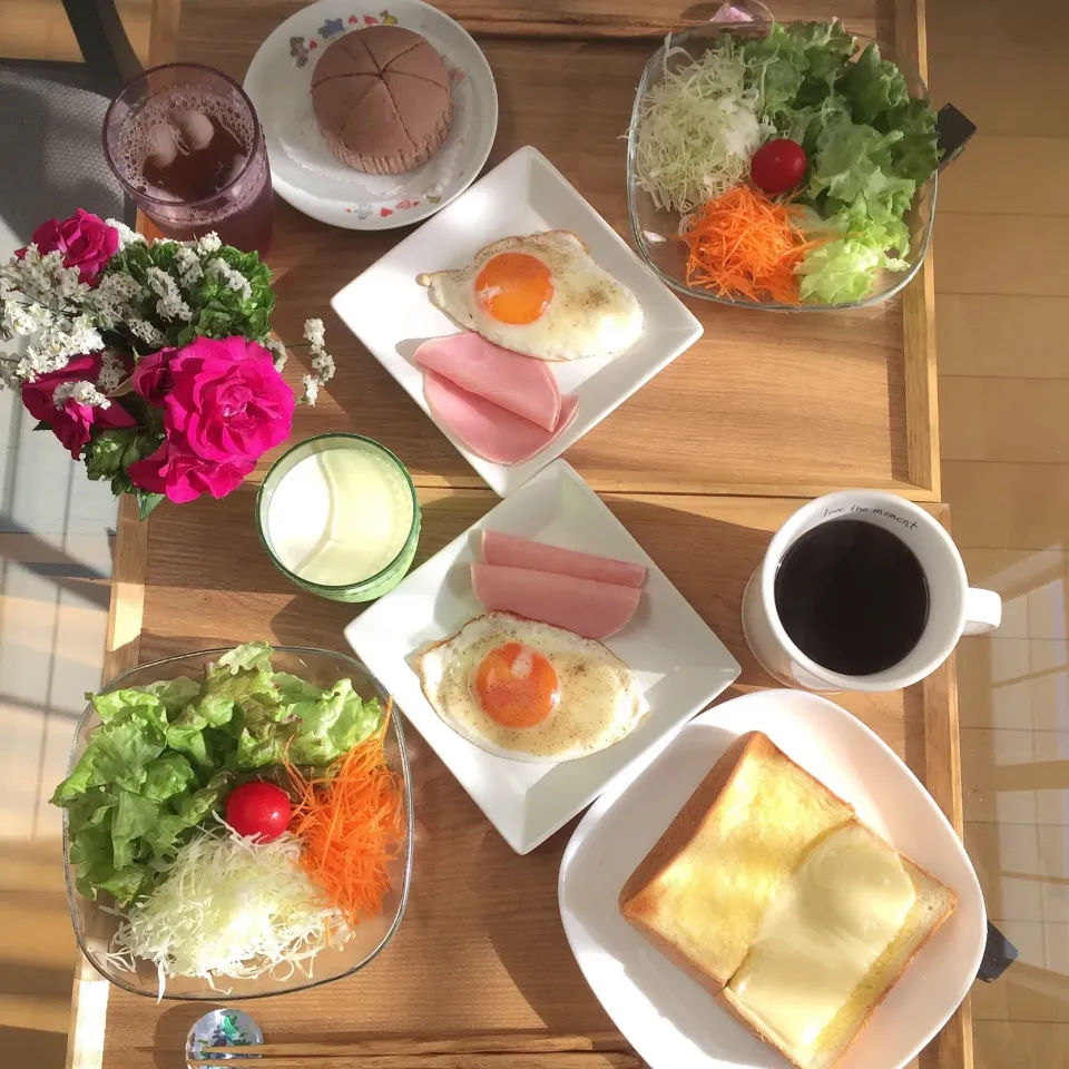 Snapdishの料理写真:10/9❤︎休日モーニング❤︎朝から日差しが強く良いお天気✨
今日は私だけお仕事です💦
#モーニング #朝ごはん #おうちごはん|Makinsさん