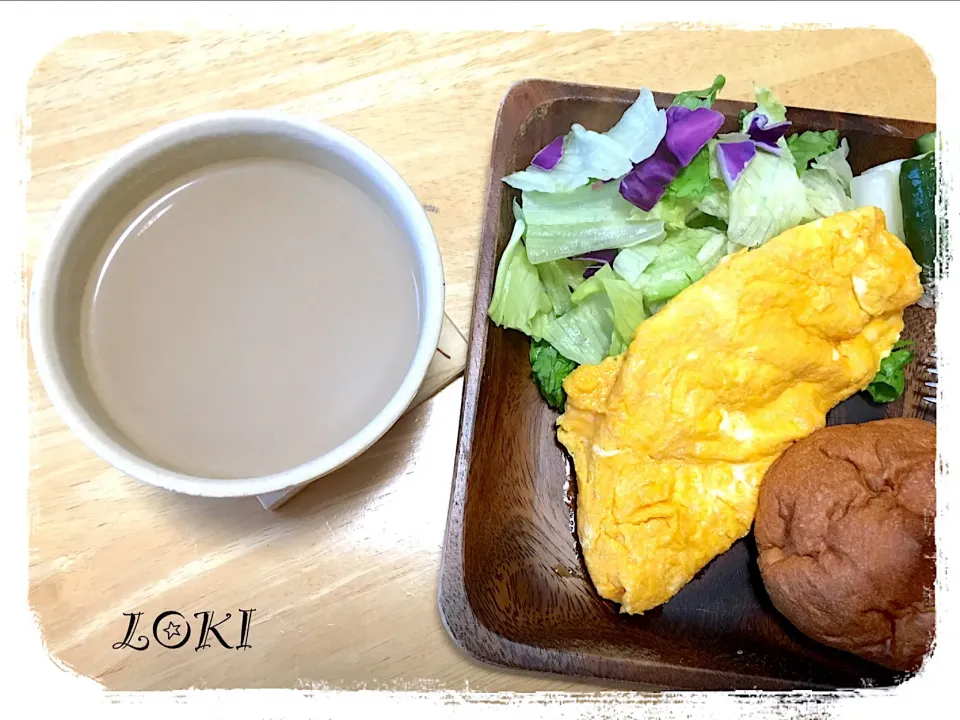 ソイラテとたらこ入りオムレツで朝ゴパン🍽|LOKIさん