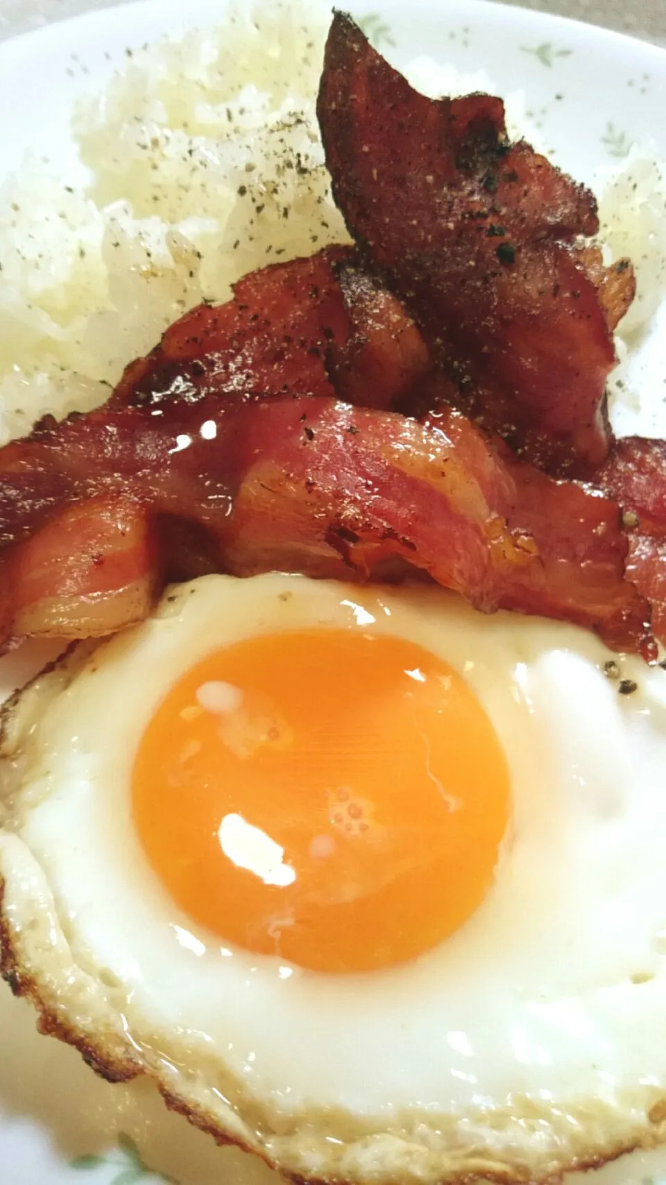 カリカリベーコンに目玉焼きライスで朝ごはん|あまねさん