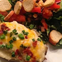 Snapdishの料理写真:Ｔｗｉｃｅ Ｂａｋｅｄ Ｐｏｔａｔｏｅｓ & 
ＳＡｌａｄ 。^‿^｡ 
 #Dinner #Salad #Meat/Poultry #Quick and easy #Snack/Teatime|Alisha GodsglamGirl Matthewsさん