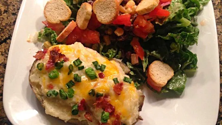 Ｔｗｉｃｅ Ｂａｋｅｄ Ｐｏｔａｔｏｅｓ & 
ＳＡｌａｄ 。^‿^｡ 
 #Dinner #Salad #Meat/Poultry #Quick and easy #Snack/Teatime|Alisha GodsglamGirl Matthewsさん