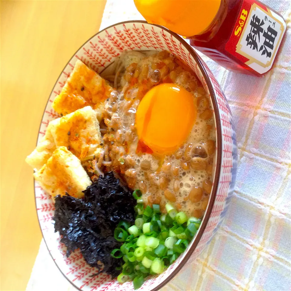 お昼は月見納豆そば^ ^安い乾麺の蕎麦は辣油かけたらイケるよ(^з^)-☆#蕎麦#納豆#節約レシピ|愛ママさん