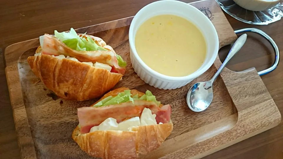 朝ご飯🍞クリチーベーコンレタスサンド、コーンスープ、コーヒー|アンジェさん