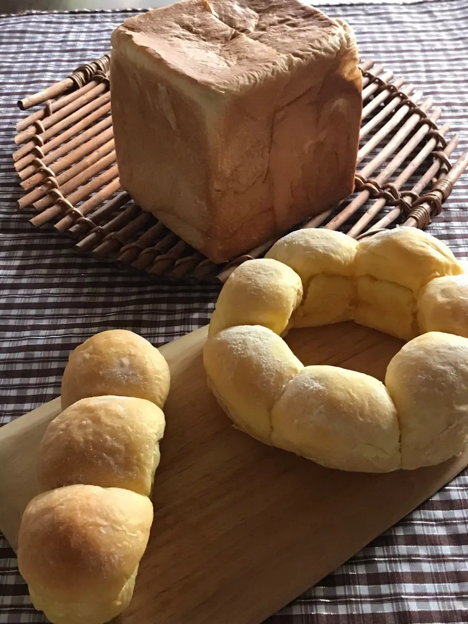 生クリーム食パンと🍞ハロウィン🎃の季節に合わせたかぼちゃパン🥖
ちょっとリッチなパンを焼きました😉|Ｌilicaさん